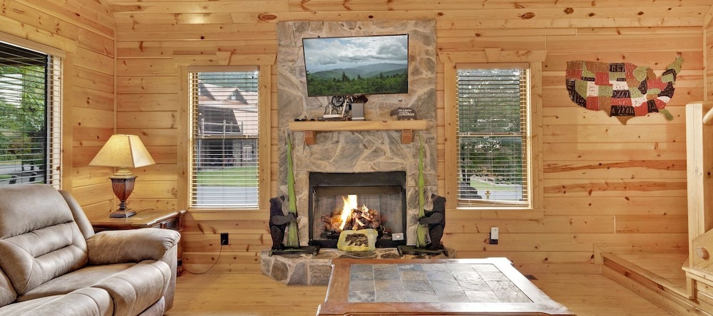 3 BDR Log Cabin in Cozy Resort w/ Private Hot Tub, Pittman Center — photo 1