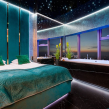 Apartments in Sky Tower with Bathtub near the window, 弗罗茨瓦夫 — 照片 3