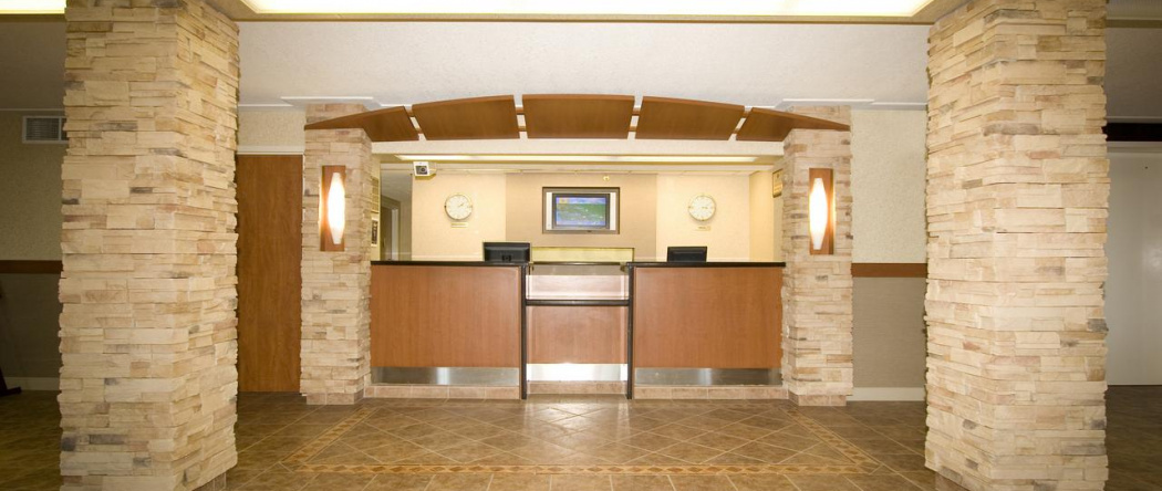 Woodlands Inn & Suites, Форт-Нельсон — фото 1