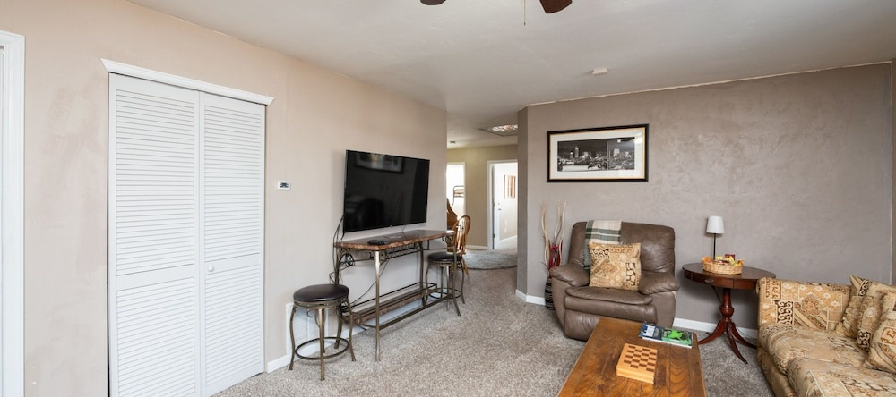 New Listing! Top-floor Gem W/ Outdoor Fireplace 4 Bedroom Duplex, 威斯敏斯特 — 照片 1