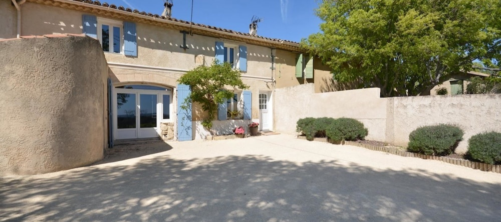 Cabernet by Gîtes de France, Lambesc — photo 1