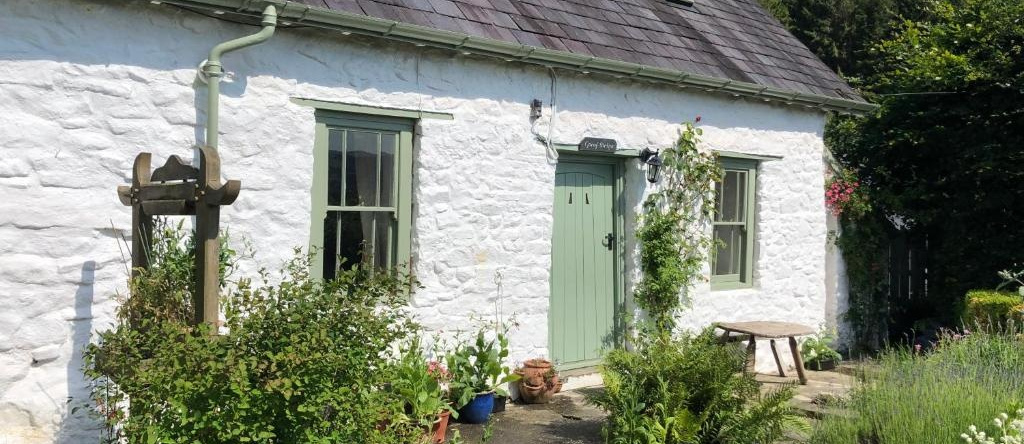 Traditional 18th Century Welsh Cottage, 兰韦尔-阿尔-伊-布林 — 照片 1