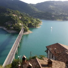 Village on the lake, 卡斯泰尔迪托拉 — 照片 2