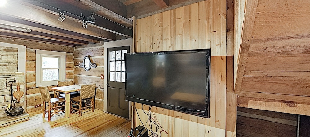 New Listing! Updated W/ Hot Tub On 2 Acres 1 Bedroom Cabin, 弗莱彻 — 照片 1