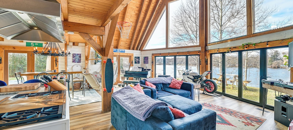 Riverfront A-frame Cabin in Troy w/ Pool & Dock!, 沃特福德 — 照片 1