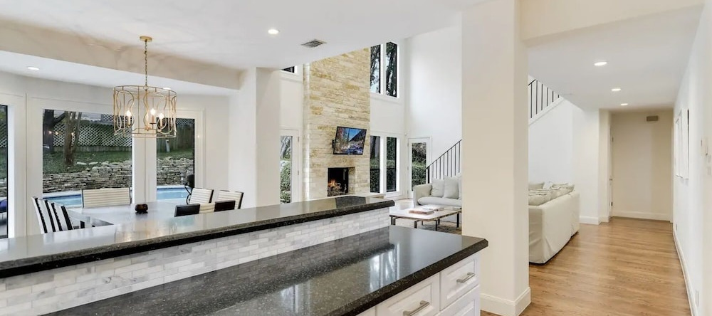 The Authentic Brickwood Retreat 4 Bedroom Home, Austin — photo 1