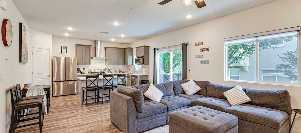 Spacious Family Home In Stockton - Pets Welcome!, Стоктон — фото 1