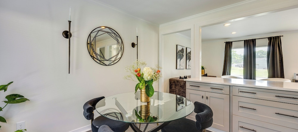 Modern Richmond Home w/ Deck, Close to Downtown!, 恩里科县 — 照片 1