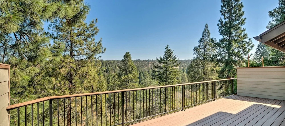 Bright Klamath Falls Townhome w/ Resort Perks, 克拉马斯福尔斯 — 照片 1