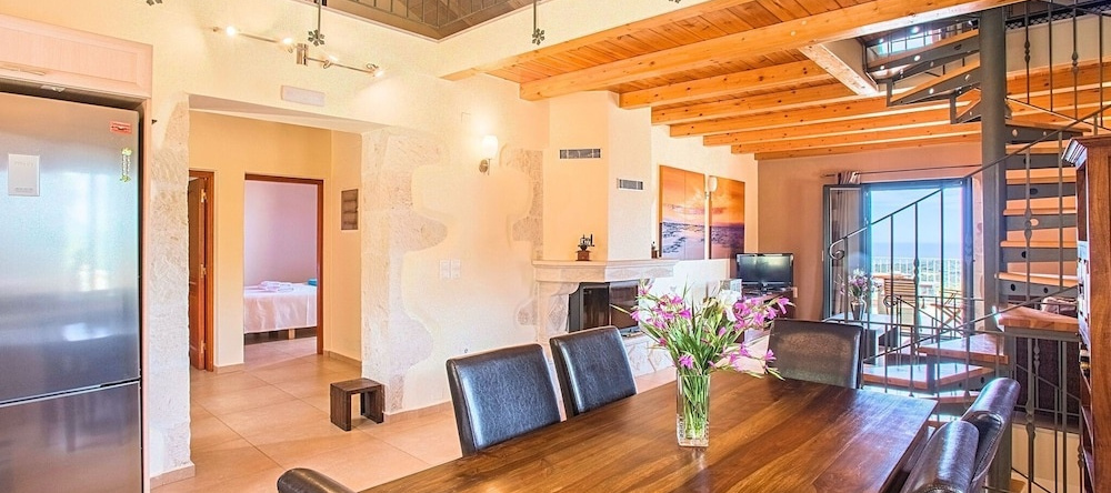 Nice Holiday Home with Heated Swimming Pool & Sea View near Kavros, 卡斯特略斯 — 照片 1