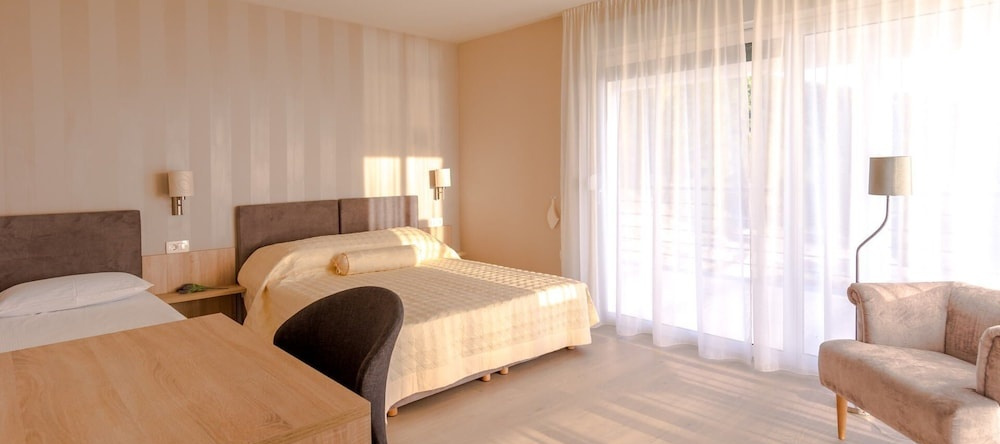 Luxury Villa White Velvet with Pool, 波德斯特拉纳 — 照片 1