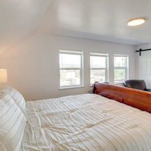 1 Mi To Dtwn Coos Bay: Sleek Apt W/ Deck & Views!, Куз Бэй — фото 5