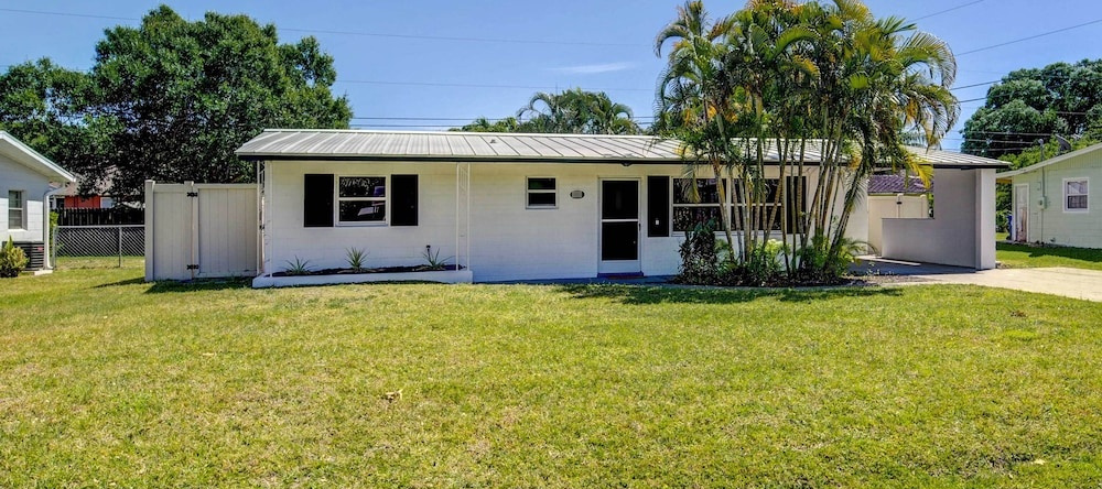 Colorful Vero Beach Vacation Rental With Pool!, Vero Beach South — photo 1
