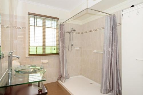 Wheelchair Friendly with water views - Welsby Pde, Bongaree, Bongaree — photo 1