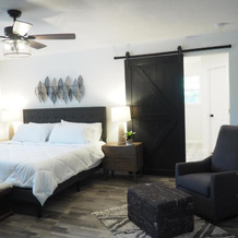 Newly Renovated, Modern 3 Bedroom 2 Bath Farmhouse in the City, Angleton — photo 5