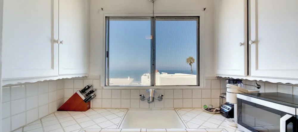 Sunny Manhattan Beach Apt W/ Vibrant Ocean Views, Манхэттен-Бич — фото 1