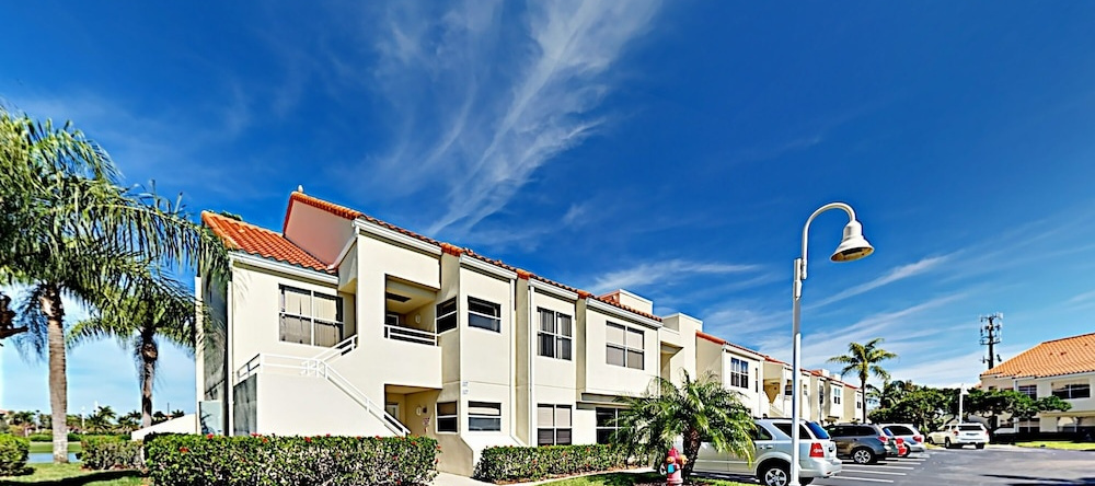 Bahia del Mar Condo Unit 128 2 Bedrooms 2 Bathrooms Condo, St. Petersburg — photo 1