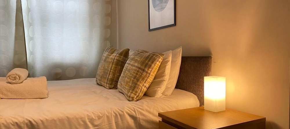 Luxurious Modern One Bedroom Apartment, Redhill — photo 1