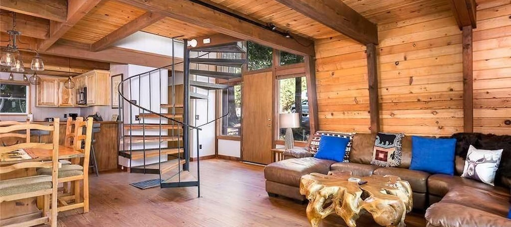 Private Beach Access, Renovated, Pet Friendly Cabin - "pine Cone Haven" #108, 太浩城 — 照片 1
