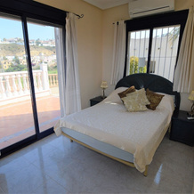 Detached villa with a swimming pool and amazing view of the La Marquesa golf course, 克萨达城 — 照片 3