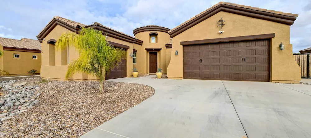 Pool, BBQ & Bar: Family Home in Queen Creek, Квин-Крик — 照片 1