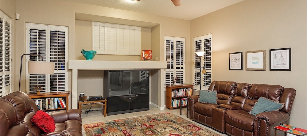 Hole In One 4 Br By Casago, Goodyear — photo 1