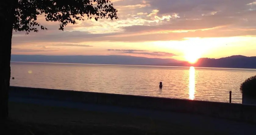 Suisse Riviera La Plage, 维勒讷沃 — 照片 1