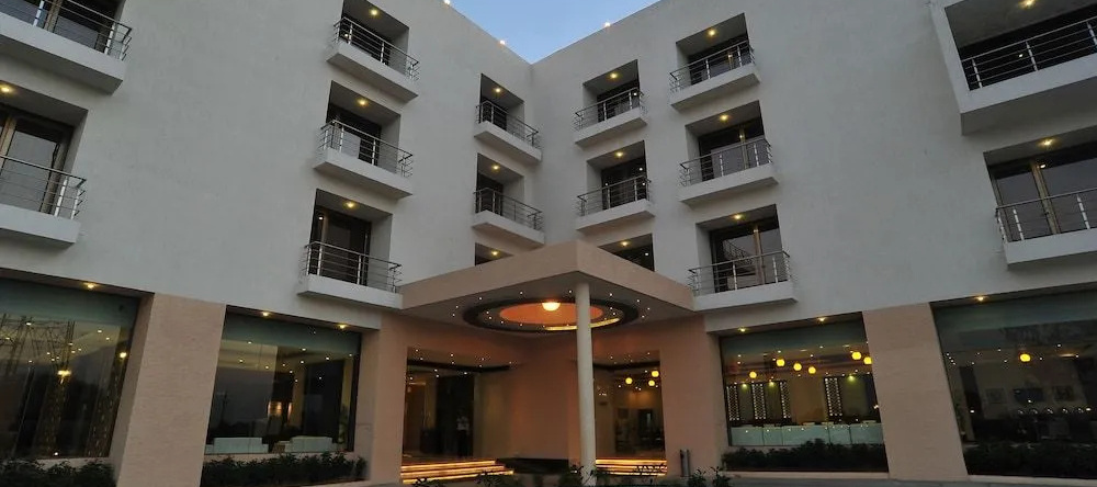 Le Tokyo Hotel Sanand, Sanand — photo 1