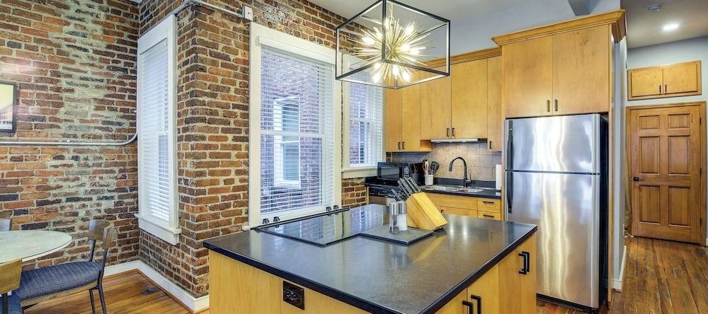 Stylish Dtwn Knoxville Condo w/ Rooftop Deck!, Knoxville — photo 1