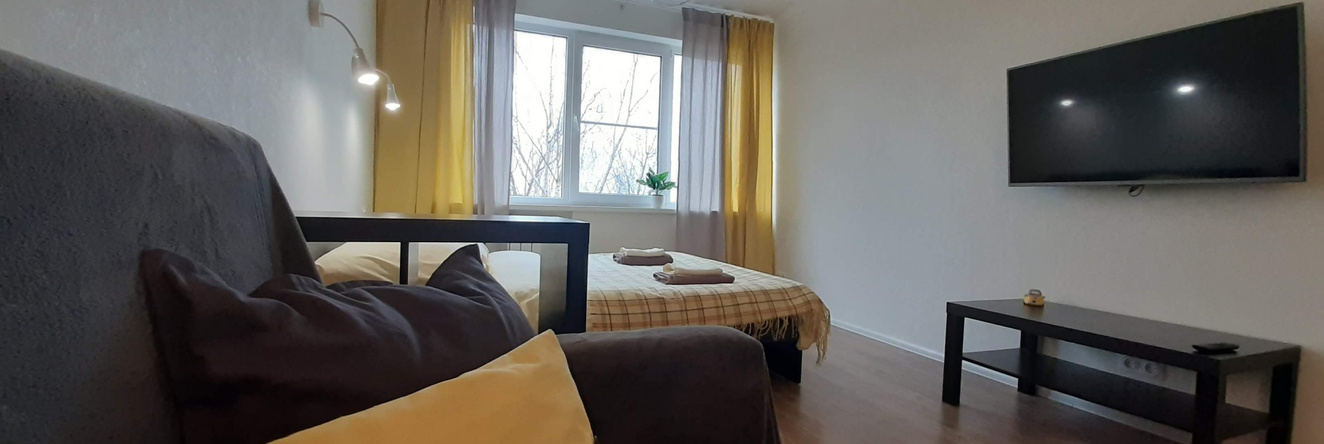 V Samom Tsentre Tikhvina Flat, Tikhvin — photo 1
