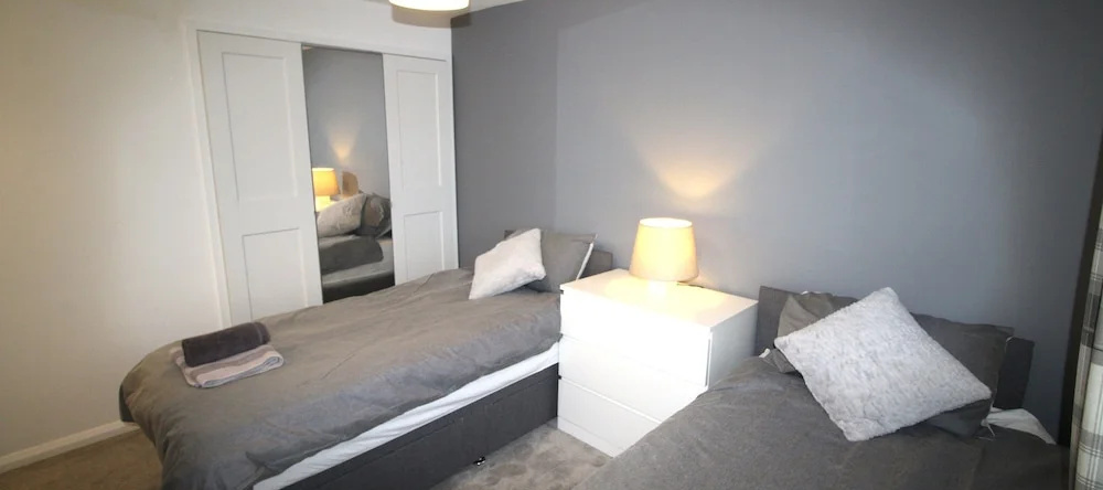 3 Bed House - Sleeps 6 - Parking - Pets - Garden, 罗兰兹吉尔 — 照片 1