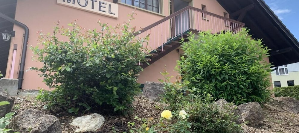 Motel des Fleurs, 艾弗 — 照片 1