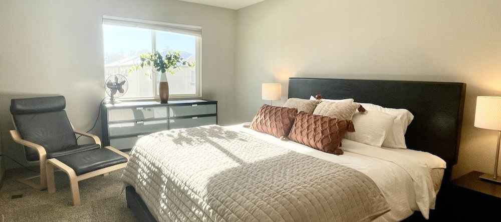 Sleek Home Near Old Town W/ Rftp Hot Tub & Mtn Views, 柯林斯堡 — 照片 1