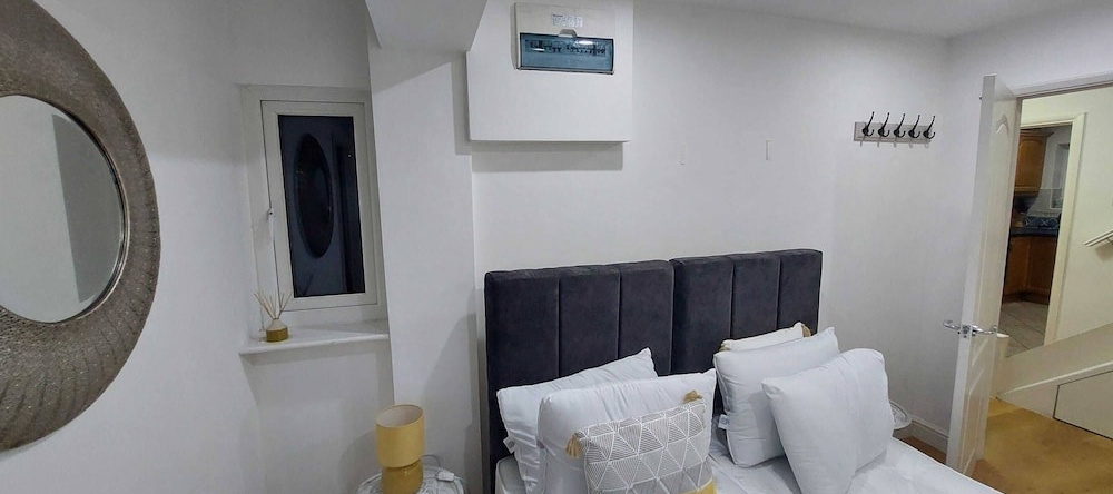 Luxury 5 Bedroom 2 Ba House With Parking, Сандхерст — фото 1