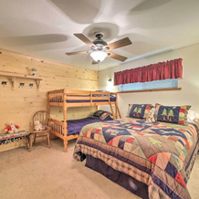 Cozy Camp Connell Cabin: Large Game Room & Decks!, Dorrington — photo 2