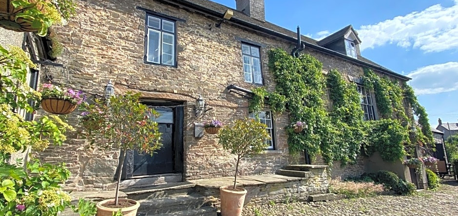Three Cocks Hotel, 三公鸡 — 照片 1