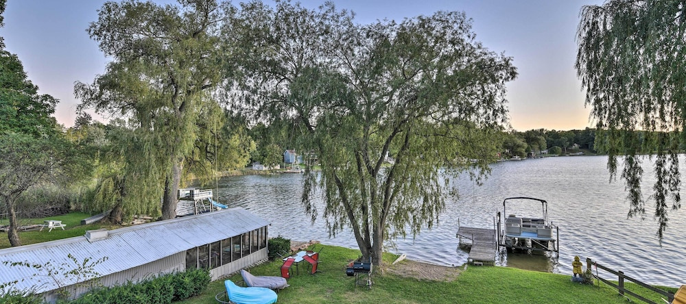 Cozy Lakefront Lapeer House W/ 2 Paddle Boats!, Лапир — фото 1