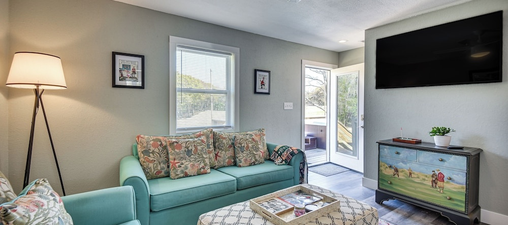 Kitty Hawk Apartment w/ Hot Tub - 1 Mi to Beach!, 基蒂霍克 — 照片 1
