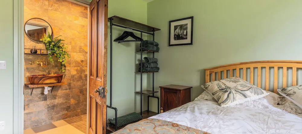 Self-contained Cosy one Bedroom Holiday Barn, Cowbridge — photo 1