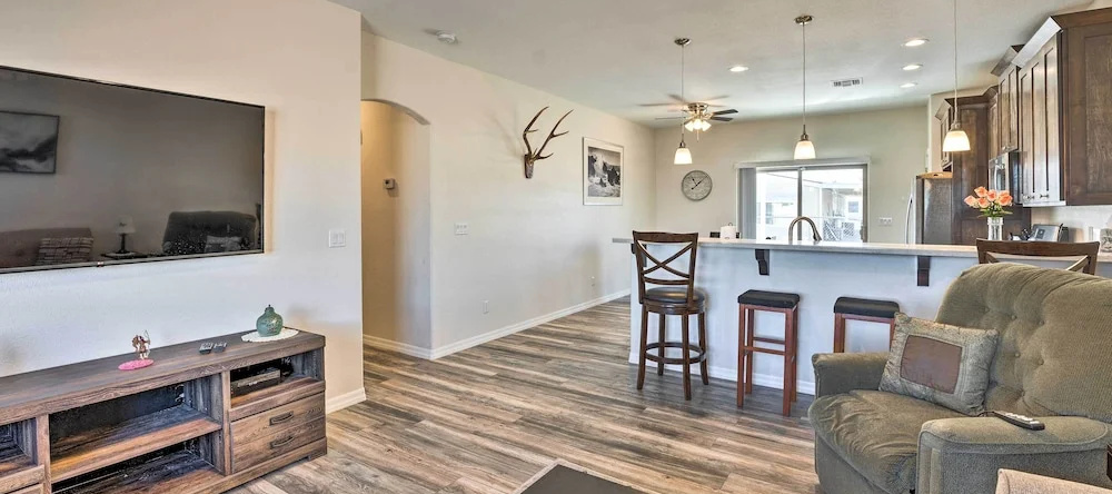 Pet-friendly Retreat - 1 Block to Colorado River!, Bullhead City — photo 1
