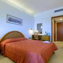 Golden Sand Hotel, 卡尔法斯 — 照片 2