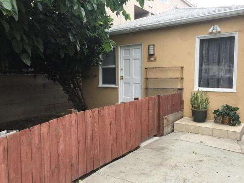 Nice 2 Bedroom in Burbank, 伯班克 — 照片 1