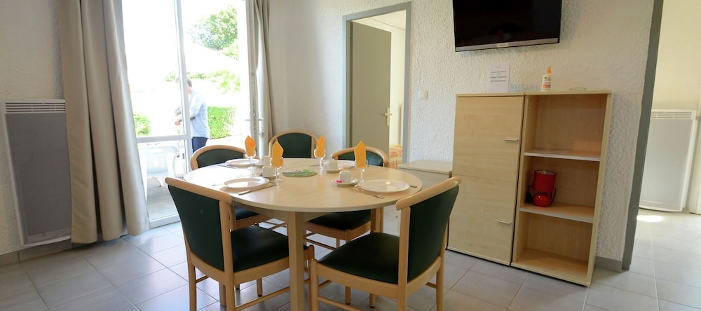Semi-detached Bungalow With Microwave, in the Great Vendée, 尚托奈 — 照片 1