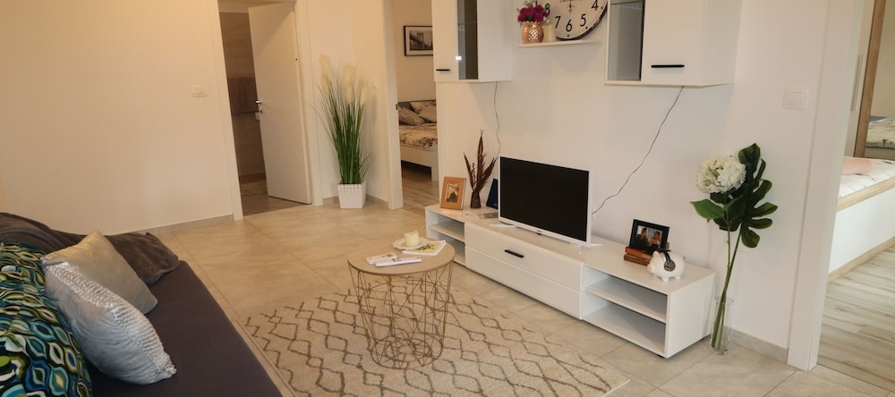 Stunning Apartment for 7 Close to Several Beaches, Poljica — photo 1
