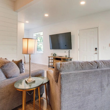 1 Mi To Dtwn Coos Bay: Sleek Apt W/ Deck & Views!, Куз Бэй — фото 2