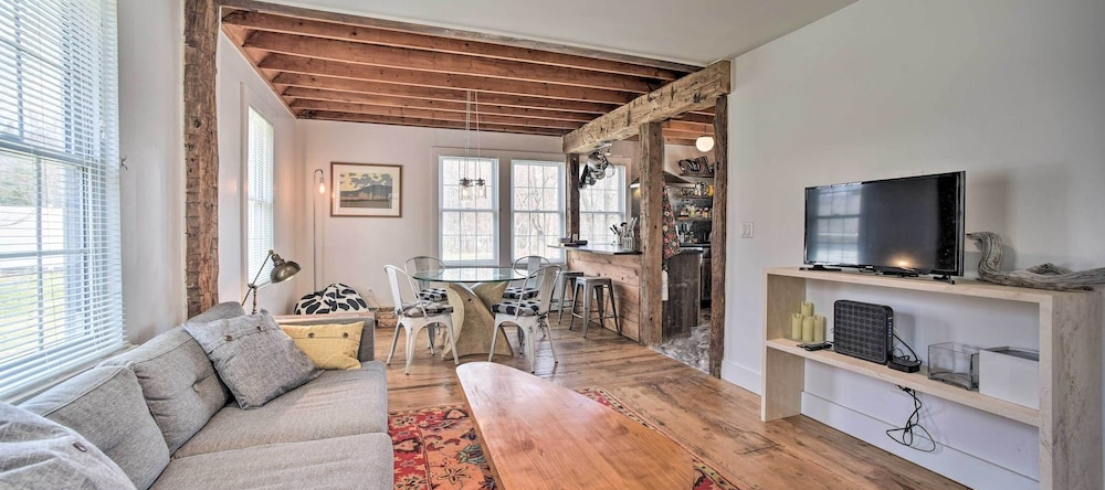 Charming Cottage w/ Yard - 2 Mi to Tinker St!, Вест-Херли — 照片 1