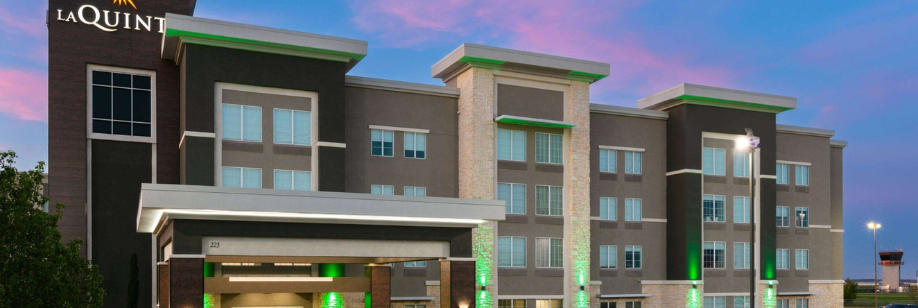 La Quinta Inn & Suites by Wyndham Ft. Worth - Burleson, 贝尔莱松 — 照片 1