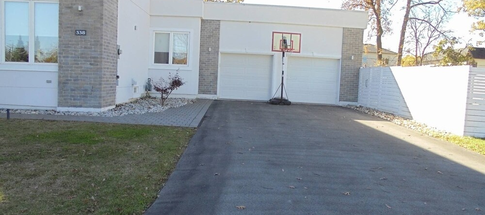 Luxury White House In Oakville Free Ev Charging, Оквилл — фото 1
