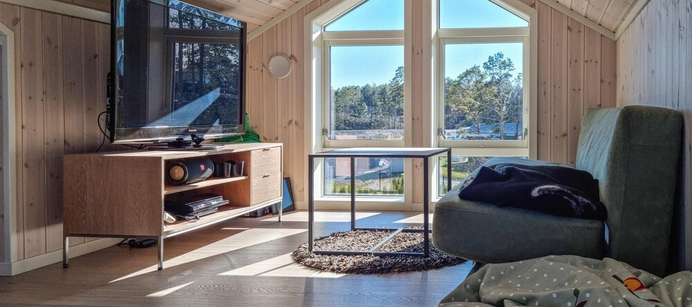 Stunning Home in Færvik With Wifi and 4 Bedrooms, 阿伦达尔 — 照片 1