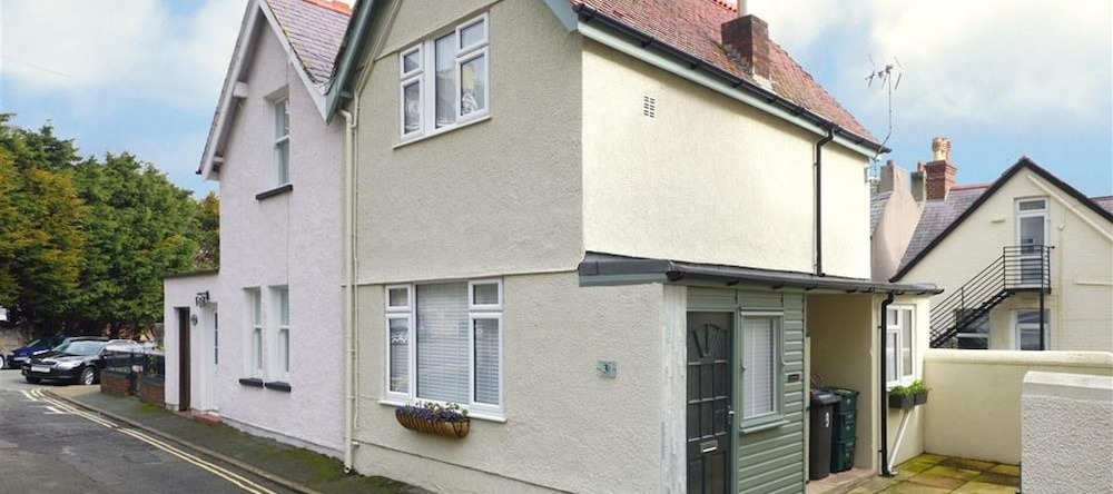 Bumble Bee Cottage, Llandudno — photo 1